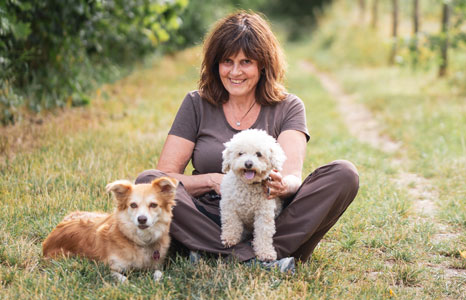 Birgit Appel-Wimschneider mit den Hunden Abby und Lizzy